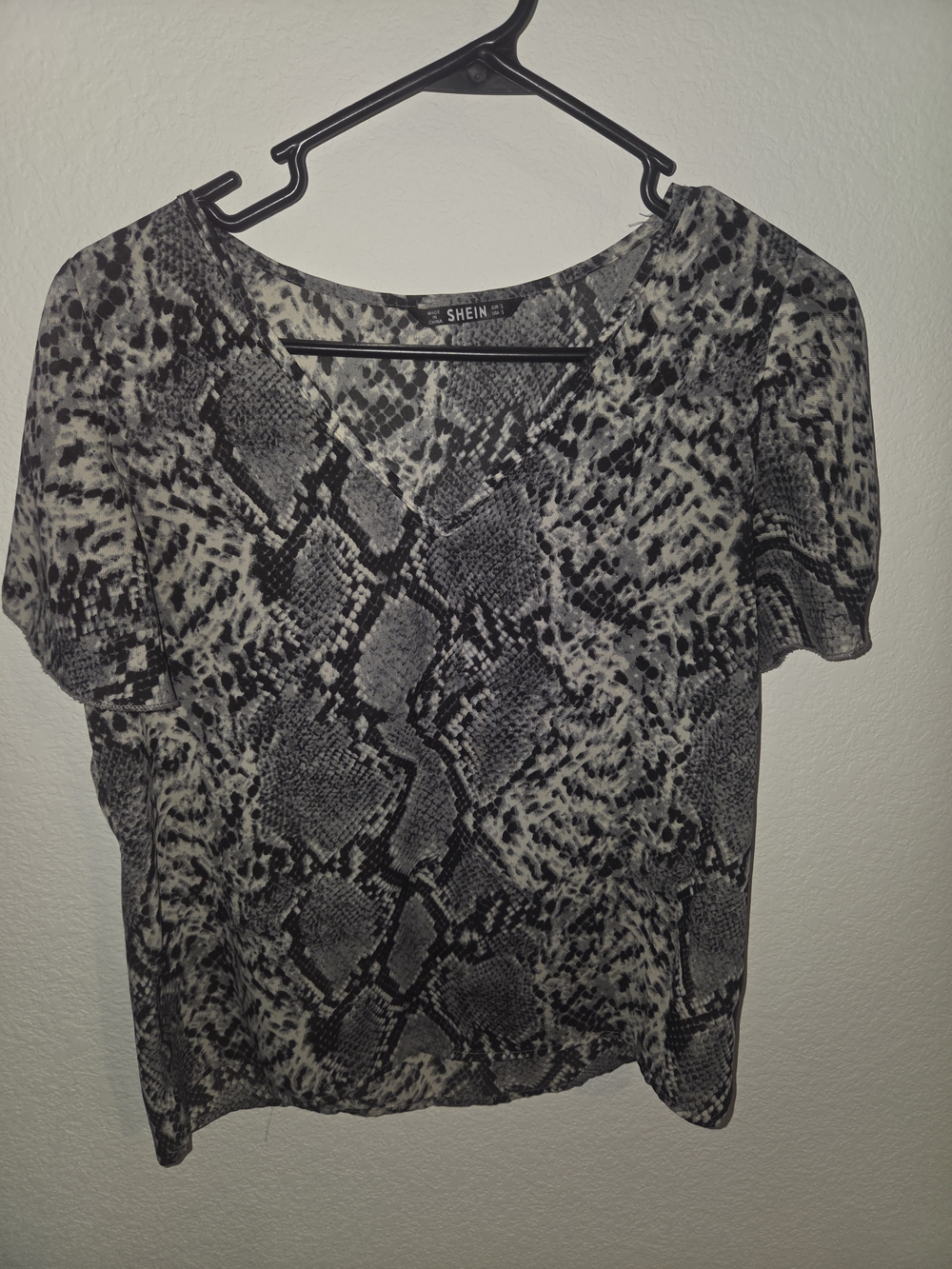 SHEIN Black and Gray Snake Print V-Neck Short Sleeve Top